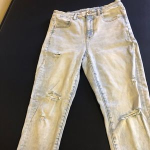 American Eagle Lightwash Ripped